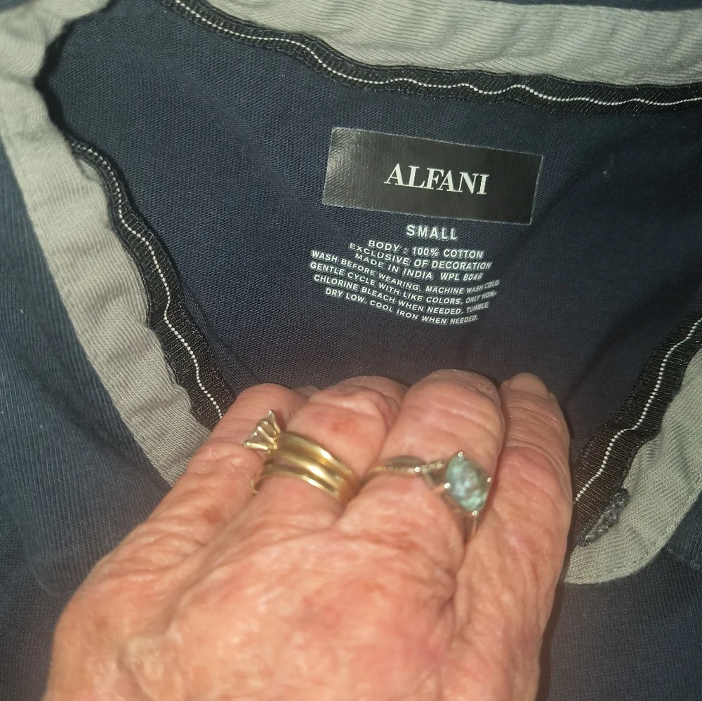 5 men's small shirts.  Misc brands.one need mended see photos.Euc - Picture 10 of 12